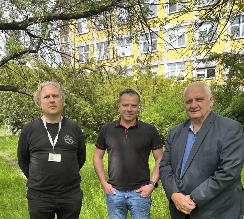 RNDr Petr Novák, Ph.D. | vedoucí laboratoře strukturní biologie a buněčné signalizace MBÚ AV ČR v centru BIOCEV; RNDr. Petr Pompach, Ph.D. | Jednatel společnosti AffiPro; Ing. Jiří Hašek, CSc. | ředitel MBÚ AV ČR